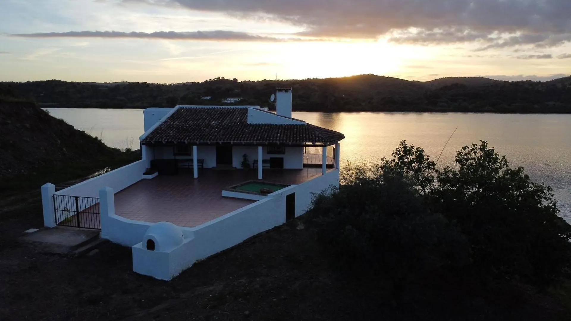 Excelente Casa Junto Al Rio location